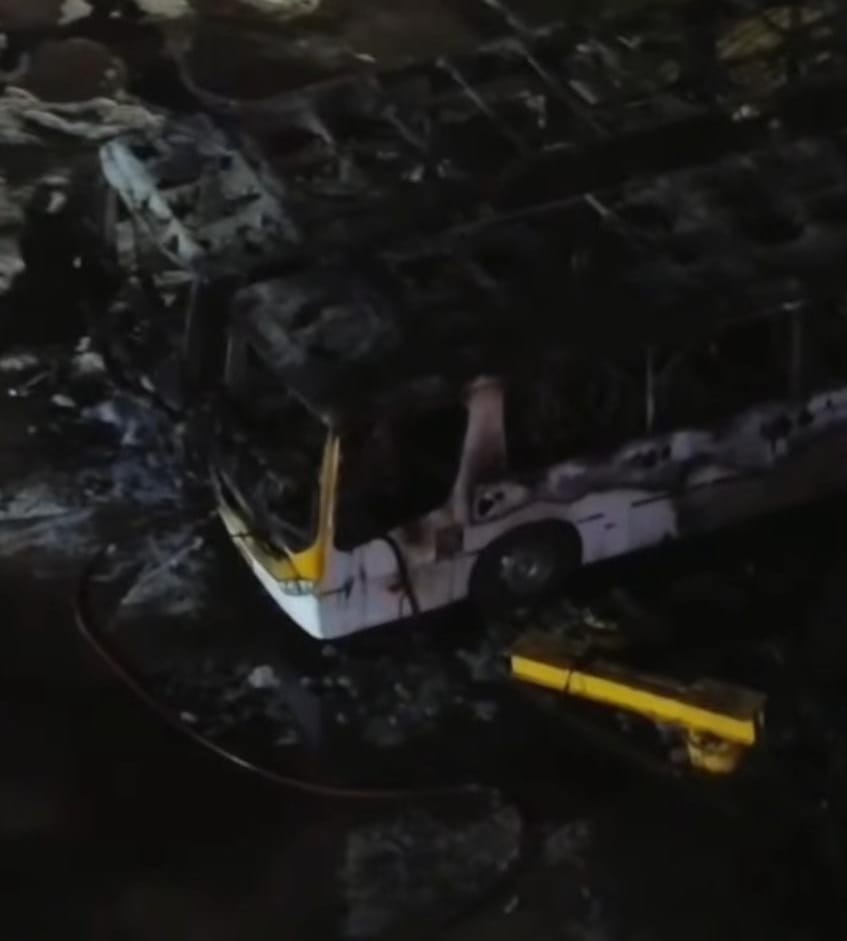 Ônibus são destruídos por chamas dentro de garagem em Manaus