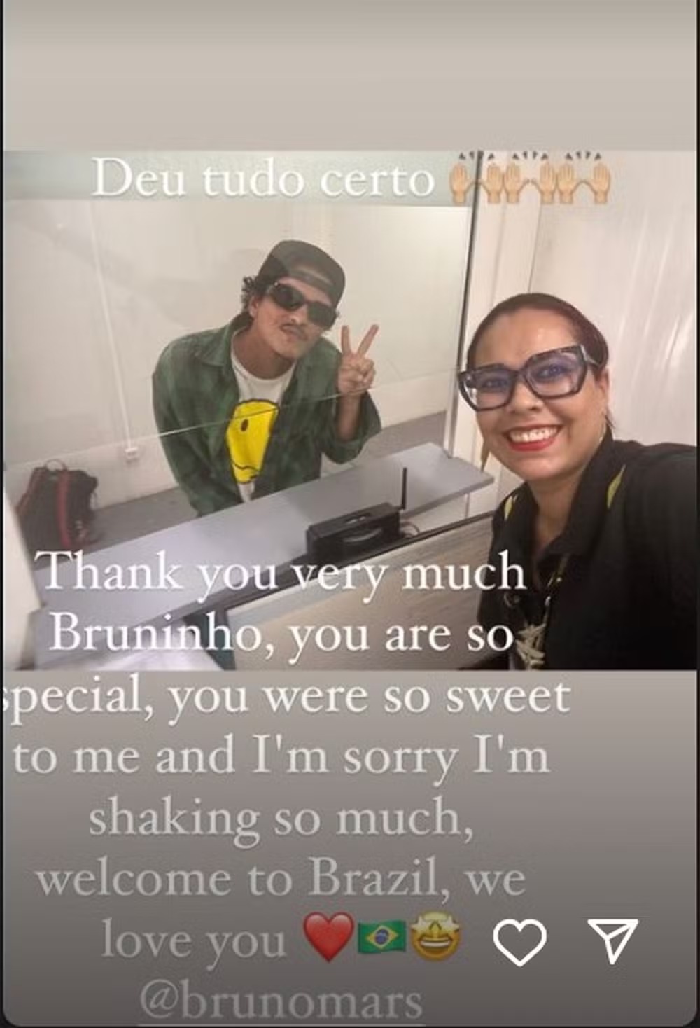 Bruno Mars chega ao Brasil e posa com fã em aeroporto