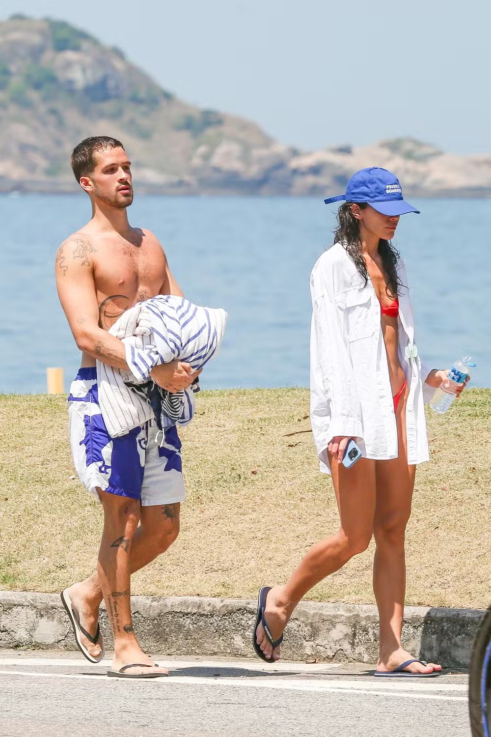 Bruna Marquezine e João Guilherme curtem dia de praia no Rio; veja fotos