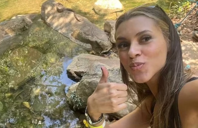 Turista fica chocada ao encontrar cobra tomando sol em cachoeira