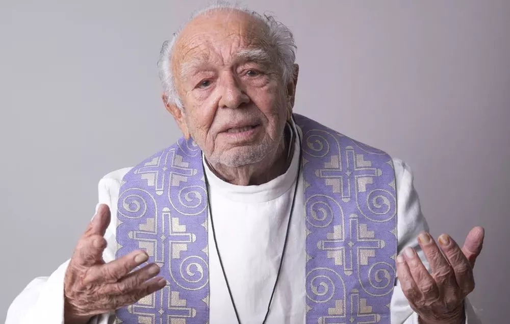 Ator Emiliano Queiroz morre aos 88 anos