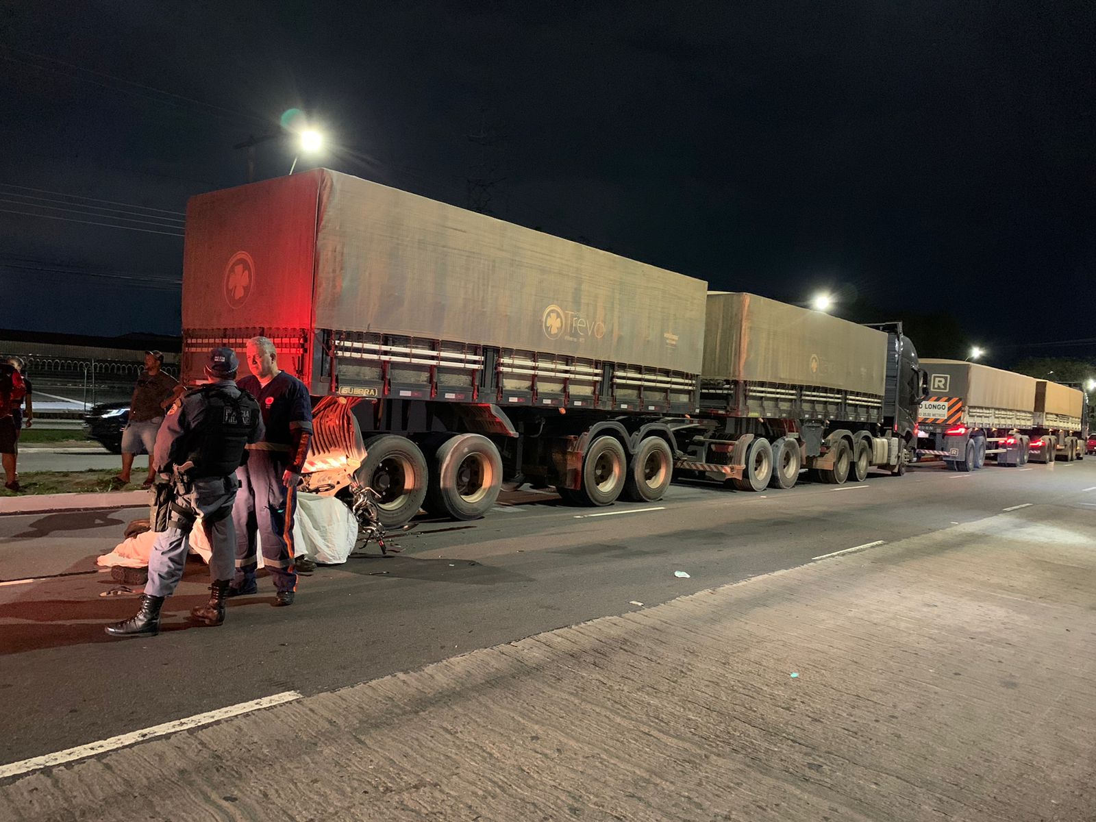 Passageiro de acidente de moto com caminhão no Distrito morre no hospital