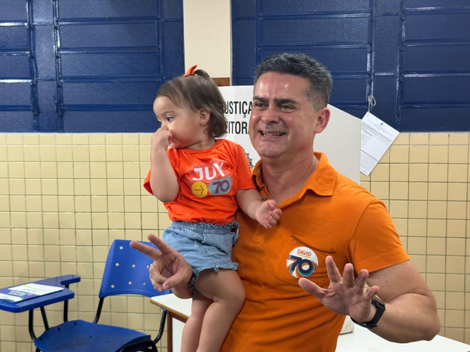 Candidato à reeleição, David Almeida vota acompanhado da família 