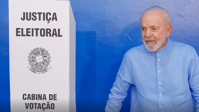 Lula vota em São Bernardo e diz que é hora de "corrigir erros"