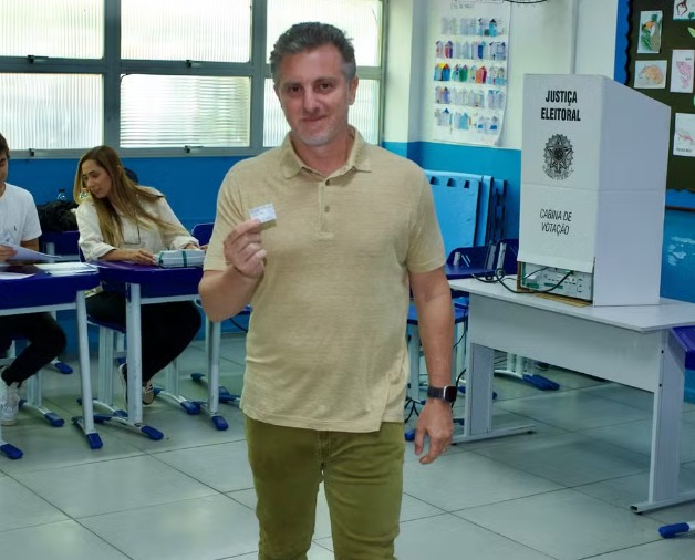 Fotos: Famosos votam no 1º turno das eleições 2024 
