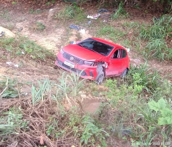 Carro cai em barranco após acidente na AM-010