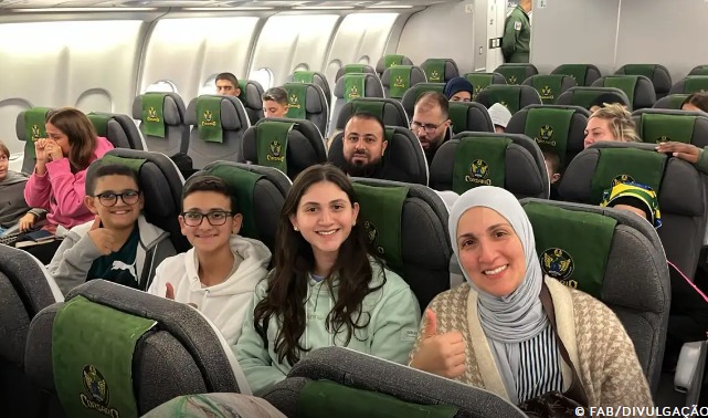 Com 227 resgatados, voo da FAB deixa o Líbano rumo a São Paulo