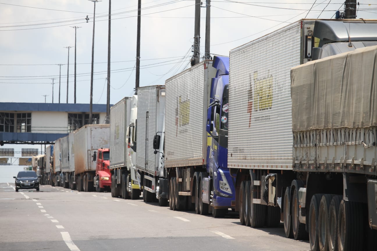Seca causa fila quilométrica de caminhões no Porto da Ceasa
