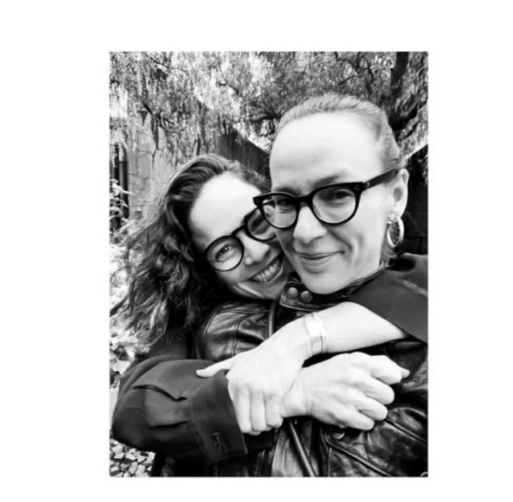 Alice Braga posta fotos raras com a namorada no México