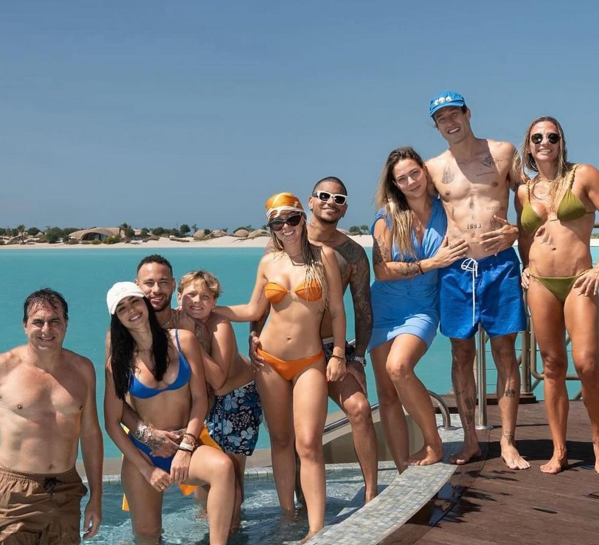 Terceira mão surge em foto de Neymar e dá o que falar