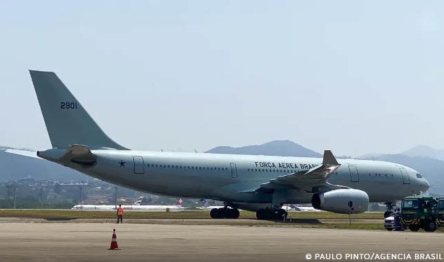 Terceiro voo da FAB sai do Líbano com 218 resgatados a bordo