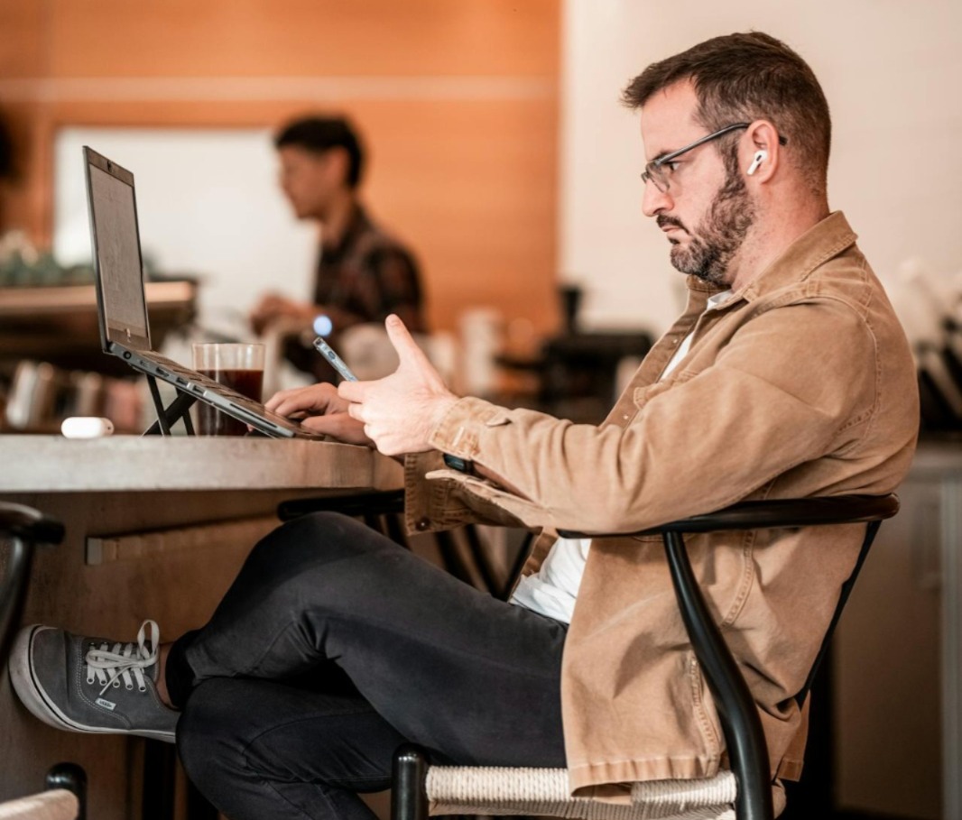 Luz de dispositivos aumenta fadiga ocular e pode causar doenças na retina