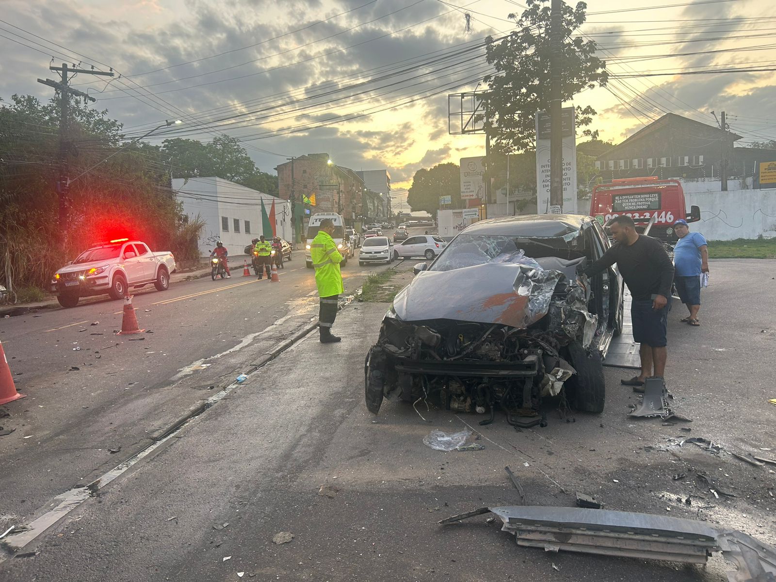 Colisão entre carro e micro-ônibus deixa um ferido na Estrada dos Franceses