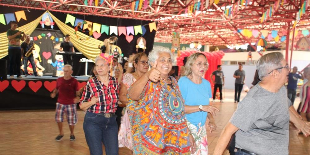 Baile do Ceci movimenta 'sextou' da melhor idade em Manaus