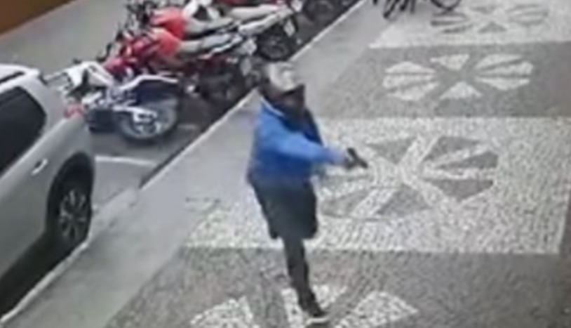 Atirador invade shopping, deixa dois feridos e morre durante fuga