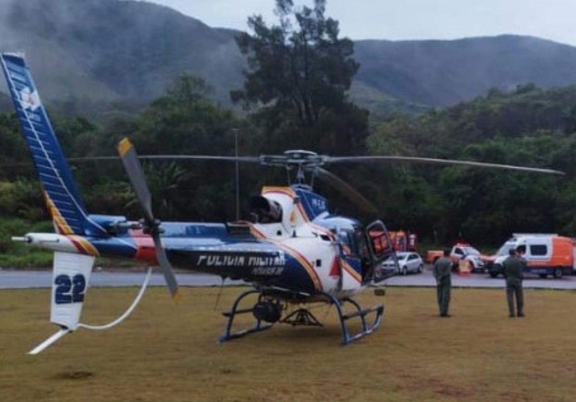 Helicóptero dos bombeiros que ajudava nas buscas por monomotor cai em MG