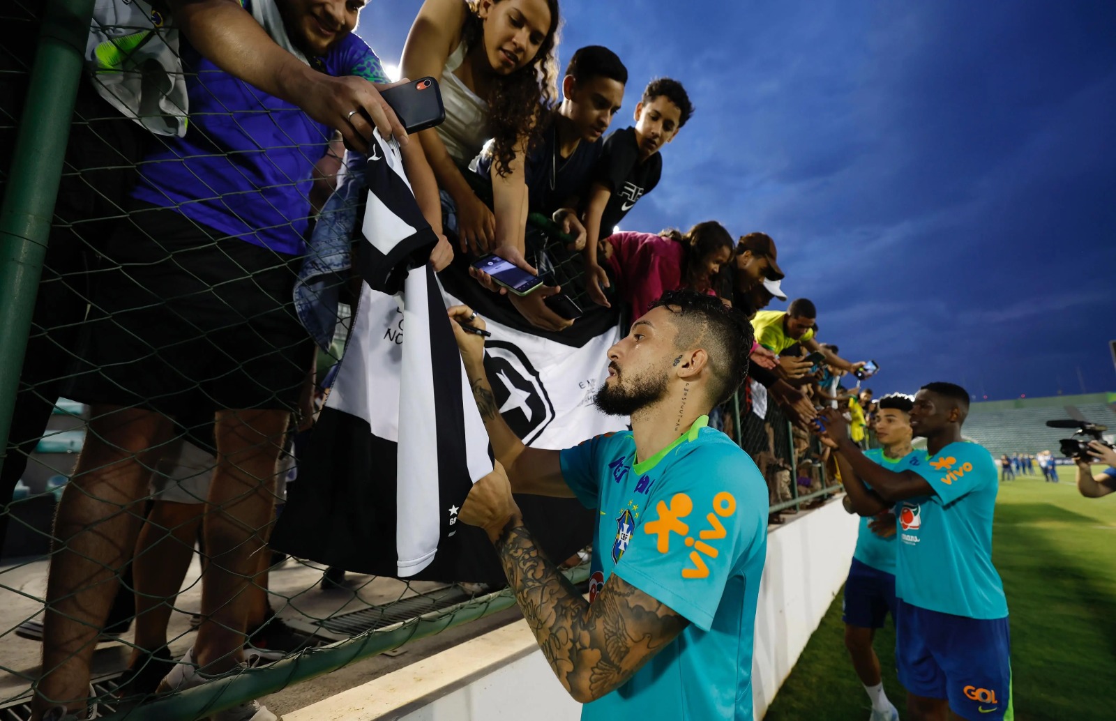 Seleção faz primeiro treino em Brasília com presença de fãs e pentacampeão
