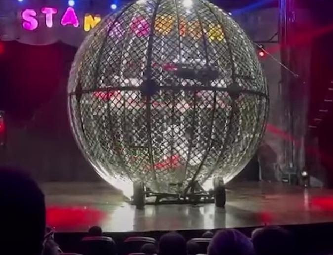 Globo da Morte: artistas sofrem acidente durante apresentação em circo