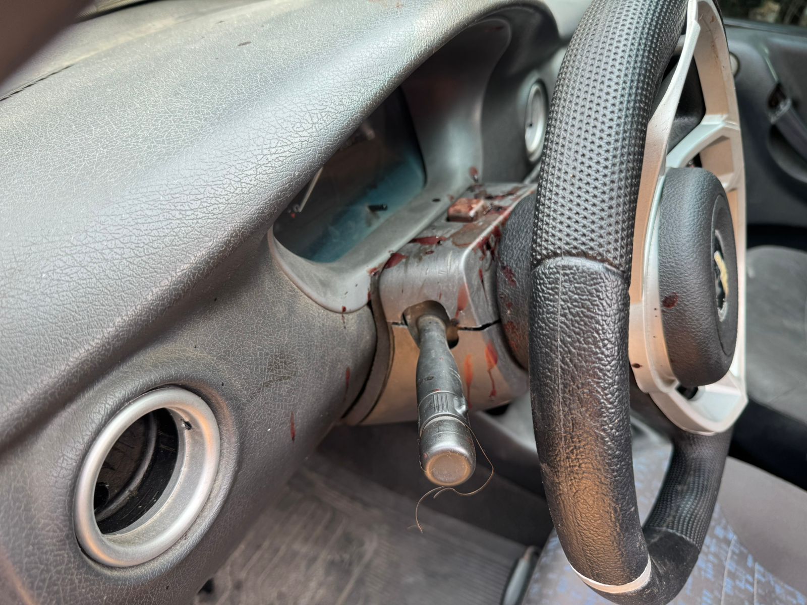 Carro com marcas de sangue é encontrado em ramal na AM-010