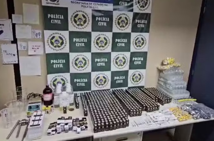 Homem é preso ao fabricar anabolizantes em casa com instruções da internet