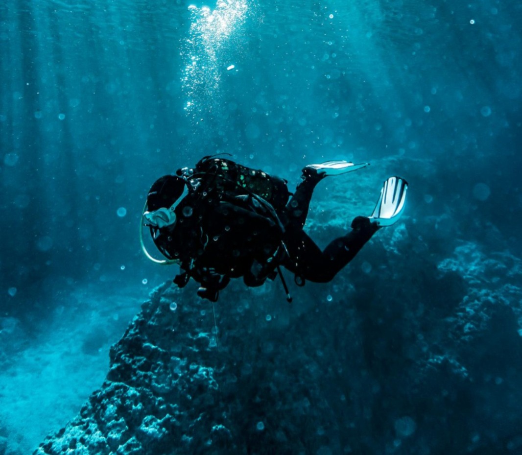 Bolhas no sangue: entenda doença que matou turista após mergulho em Noronha