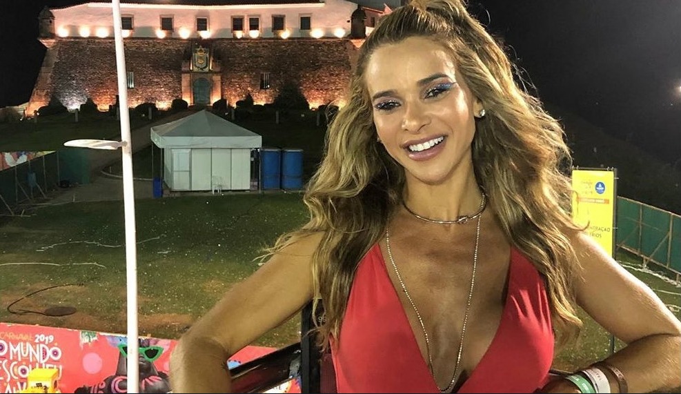 Dany Bananinha relata problema causado por prótese de silicone: 'Abriu um buraco no meu peito'