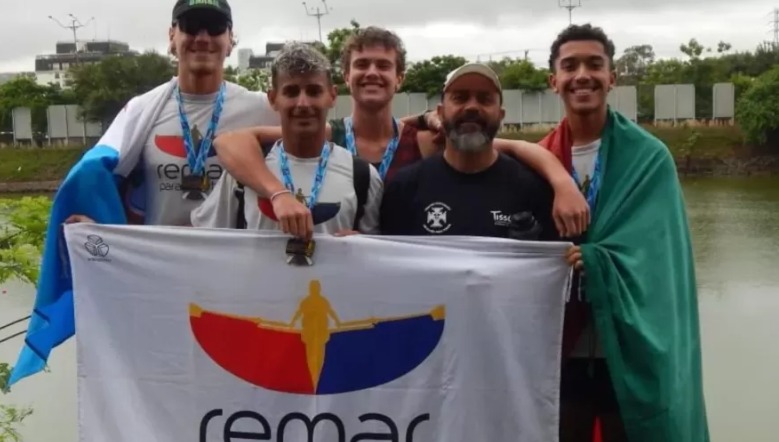 Equipe de remo postou foto comemorando medalhas momentos antes da tragédia