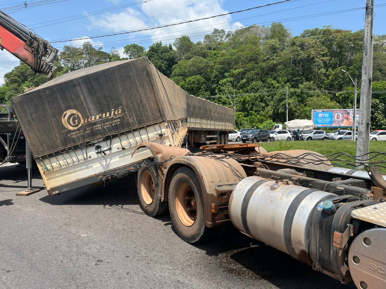 Carga cai de carreta e causa trânsito quilométrico na avenida das Flores