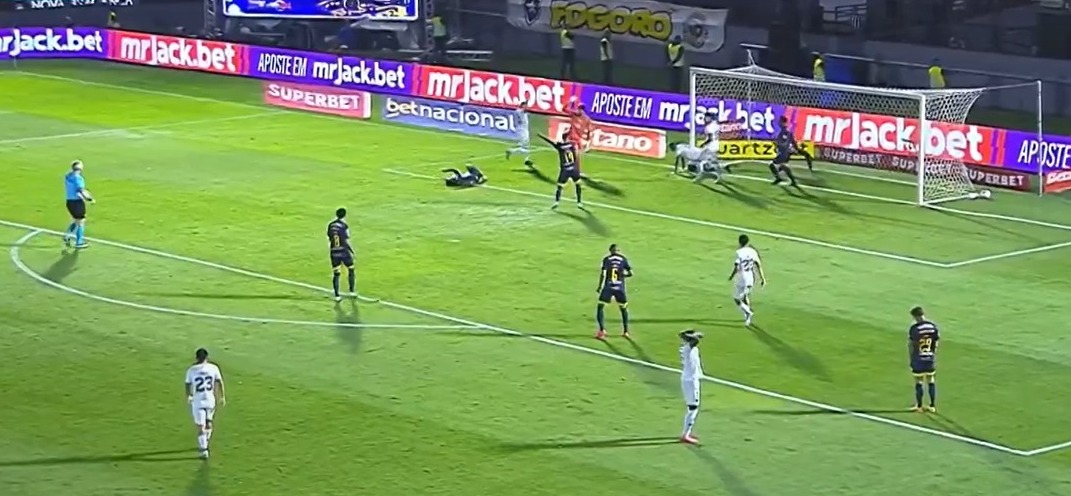 Botafogo vence Bragantino e amplia vantagem na liderança do Brasileirão