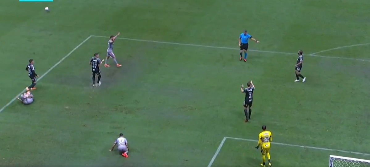 Inter vence Atlético-MG em jogo de pênaltis, expulsão e chuva intensa