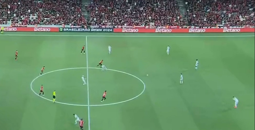 Athletico vence Cruzeiro por 3 a 0 em jogo com expulsão relâmpago