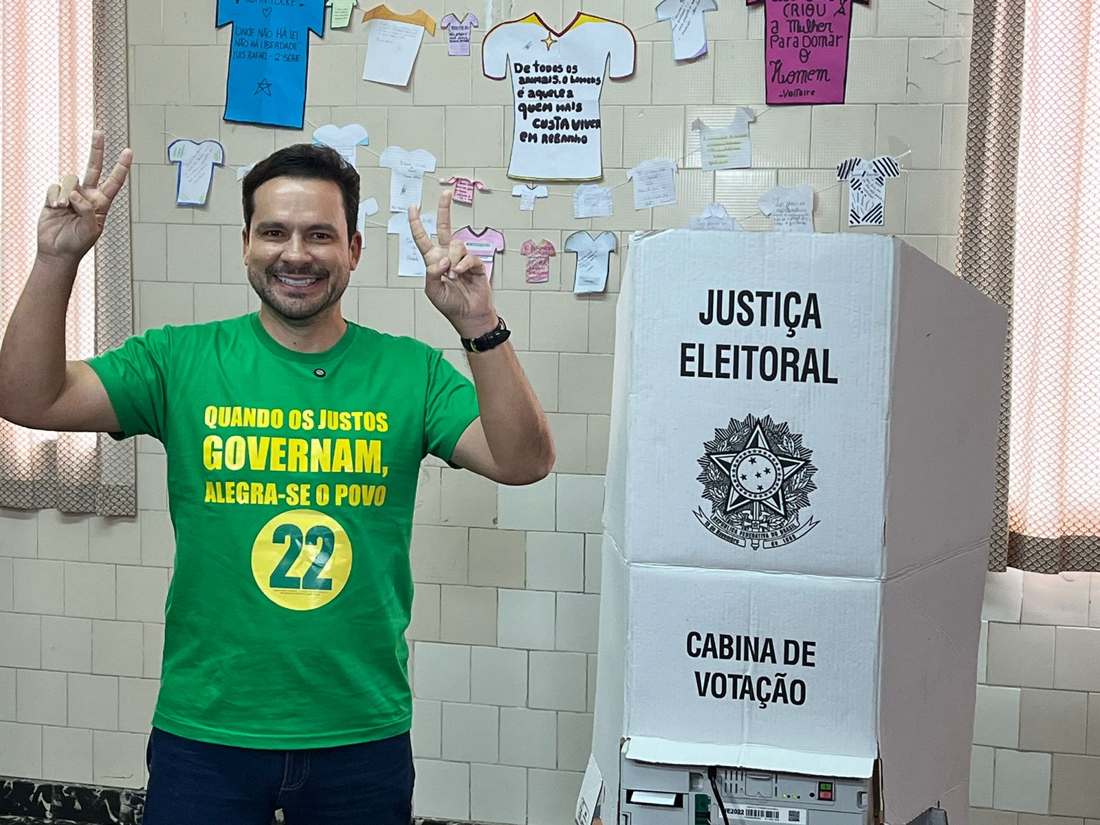 Candidato à prefeitura, Alberto Neto se diz confiante ao votar em Manaus