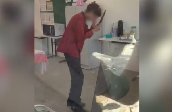 Ex-aluno ataca professora com faca em escola