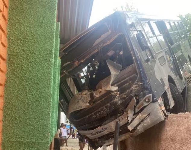 Ônibus desgovernado bate em creche e deixa 12 feridos 