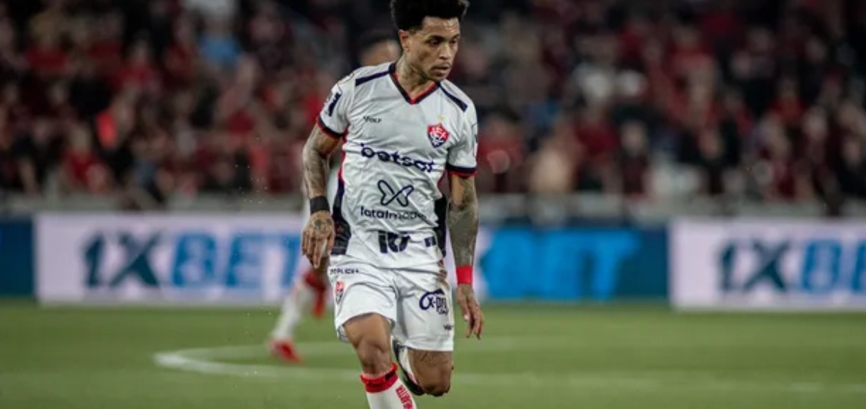 De virada, Vitória vence Athletico e se distancia do rebaixamento