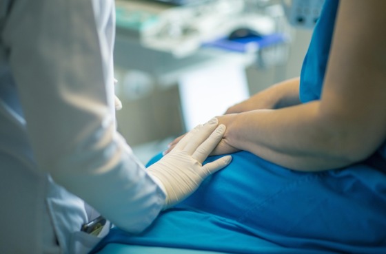 Médico é acusado de fazer aborto à força em namorada grávida