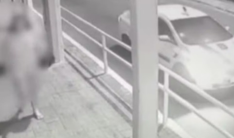 Armado, homem força jovem a entrar no carro para estuprá-la 