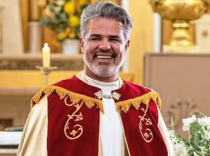 Padre é afastado após vazamento de fotos íntimas com outros homens