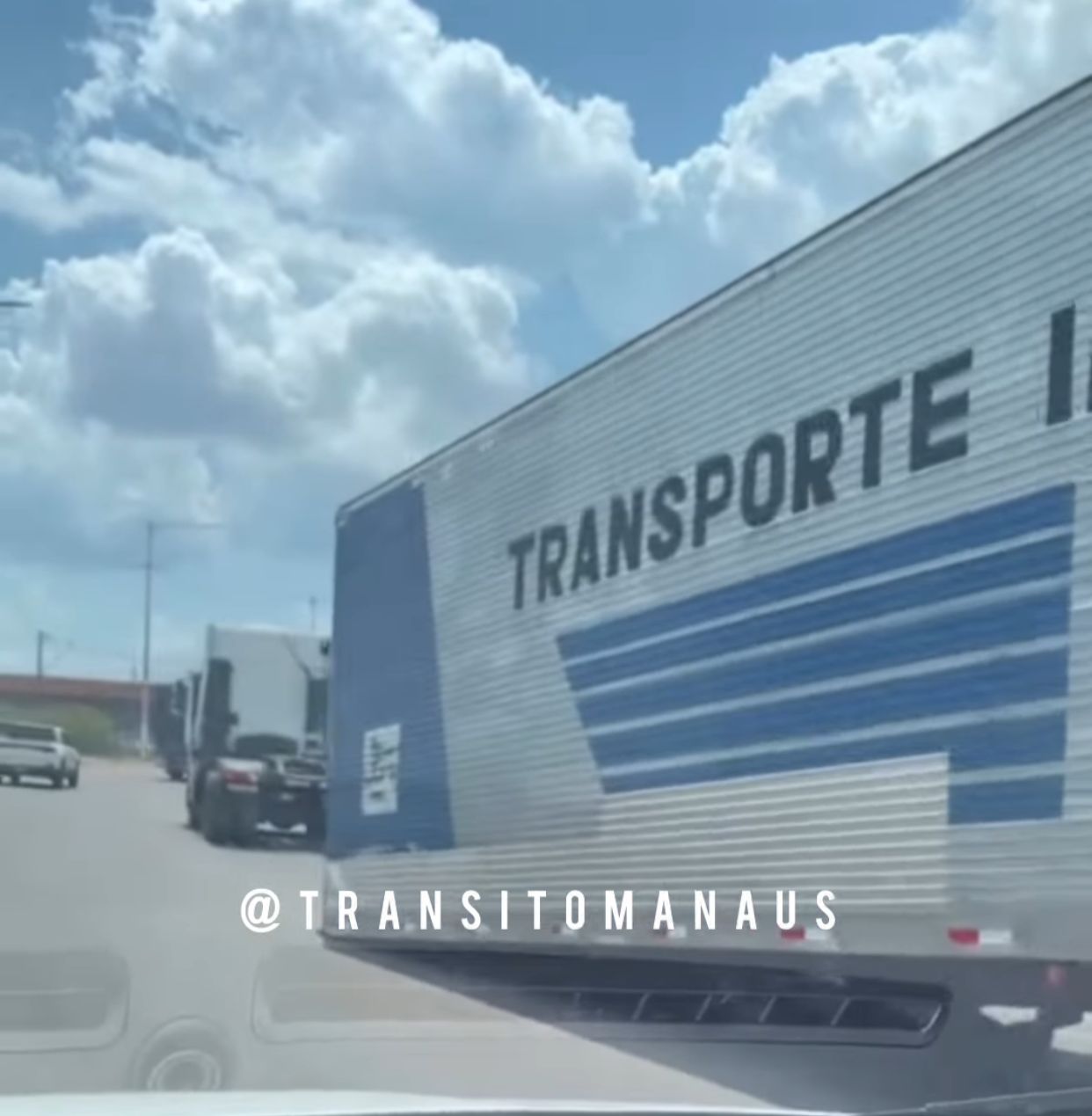 Contêiner se desprende de carreta no 'Rapidão' em Manaus 