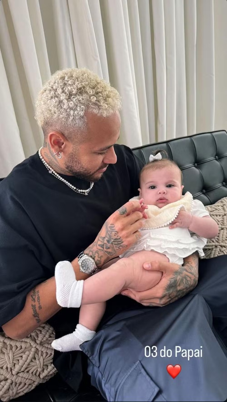 Neymar posta foto com a terceira filha: "03 do papai"