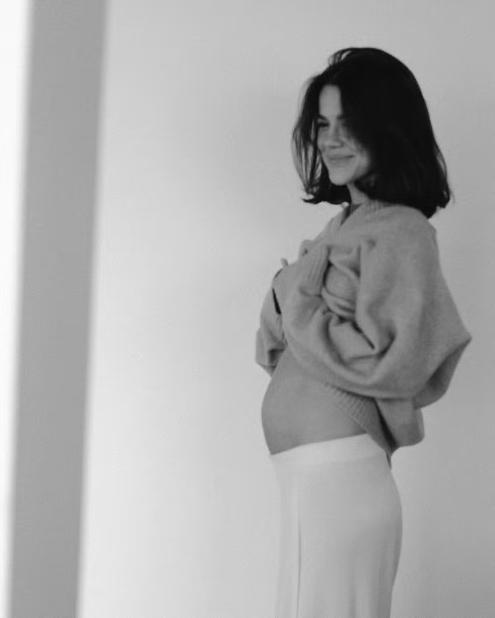 Manu Gavassi anuncia gravidez e mostra barriguinha; veja