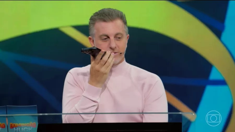 Luciano Huck interrompe Domingão para atender ligação do filho