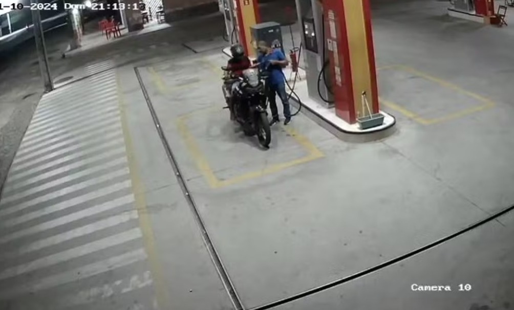 Homem furta moto da PM, abastece e é preso após perseguição