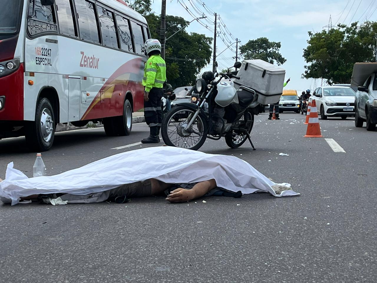 Motociclista morre e outro fica ferido em acidente na Avenida das Torres