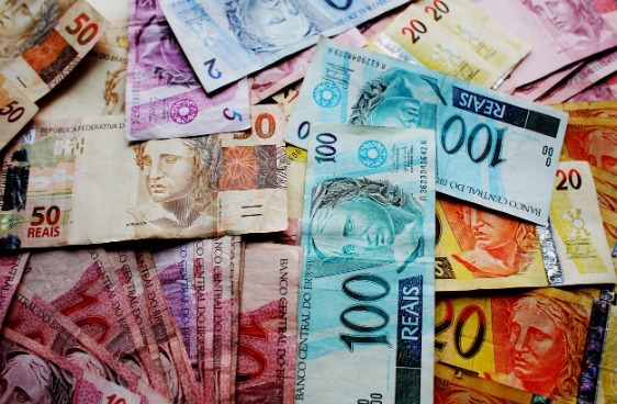 Salário mínimo pode chegar a R$ 1.524 em 2025 com alta da inflação, diz estudo