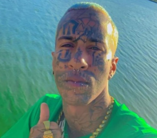 Tatuagem no rosto impede emprego e leva homem a ser chamado de Satanás 