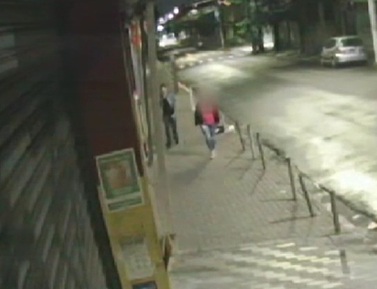 Mulher é atacada por homem desconhecido na rua