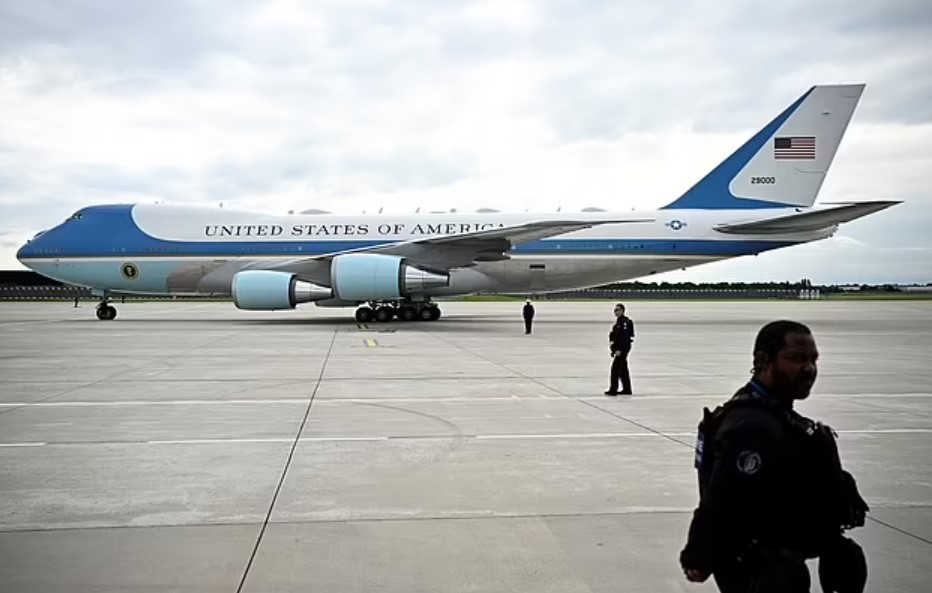 Avião do presidente americano atrai apaixonados por aviação a Manaus