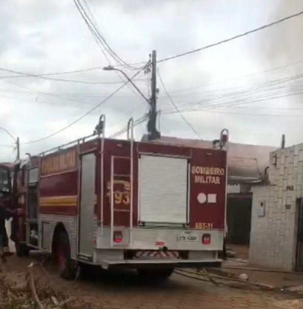Incêndio atinge casas e deixa criança e adolescente mortos
