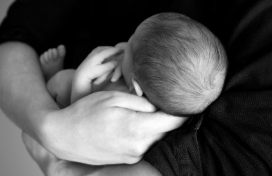 Bebê é levado morto ao hospital com sinais de abuso sexual